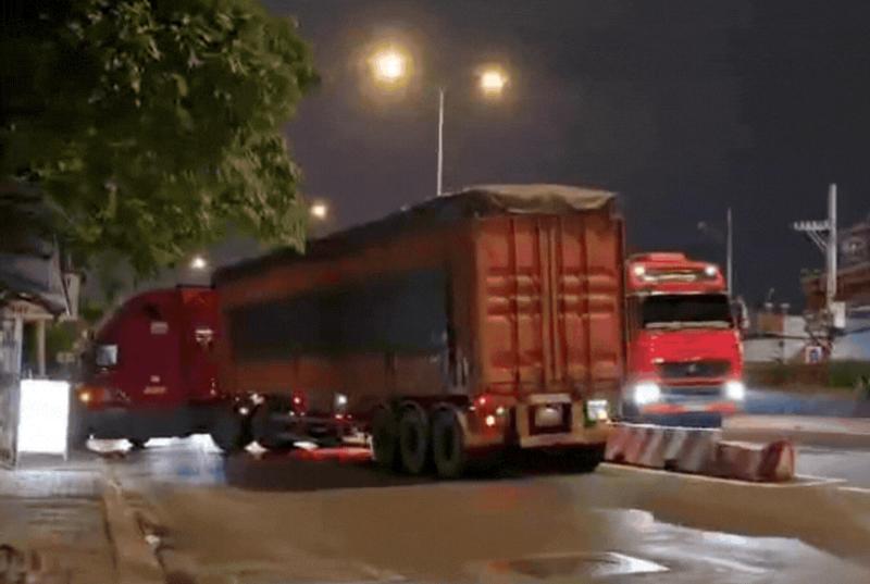 Đi ngược chiều cho tiện đường, tài xế container bị CSGT TP.HCM phạt 5 triệu đồng- Ảnh 1.