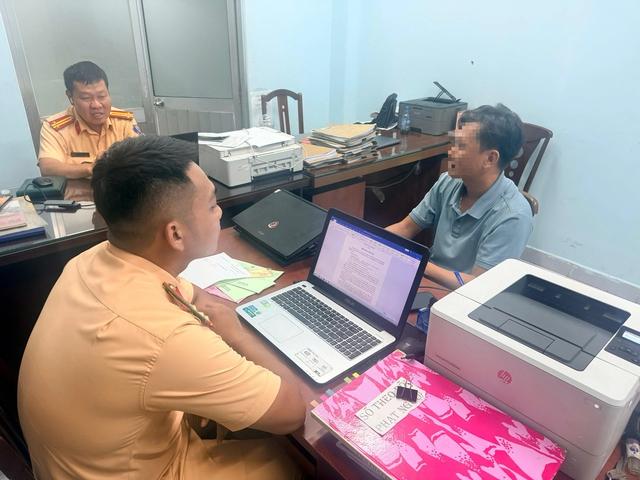 Tài xế xe tải đi ngược chiều bị CSGT TP.HCM phạt 19 triệu nói... do nhìn nhầm - Ảnh 2.