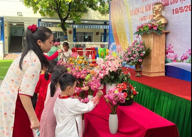 Học sinh trồng cây, dâng hoa sen mừng ngày sinh Chủ tịch Hồ Chí Minh - Ảnh 1.