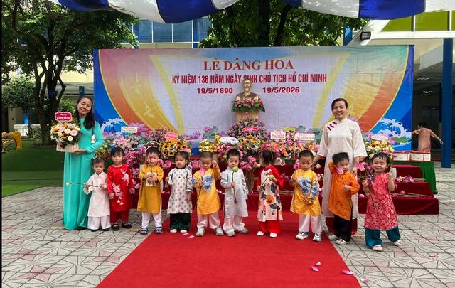 Học sinh trồng cây, dâng hoa sen mừng ngày sinh Chủ tịch Hồ Chí Minh - Ảnh 2.
