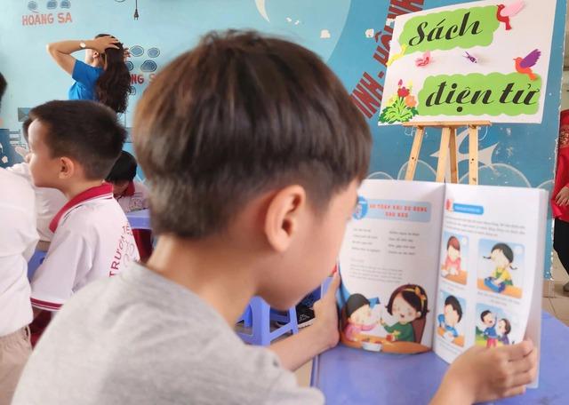Khi học sinh sử dụng văn mẫu: 'Nhà con và bạn nuôi chung một con mèo!' - Ảnh 2.