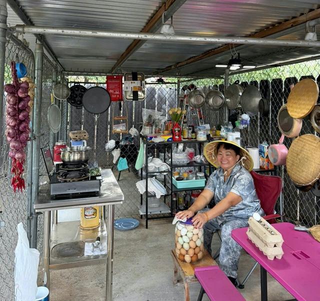 Ngỡ ngàng gian bếp củi, mẹt tre đậm chất miền Tây của gia đình người Việt ở Mỹ - Ảnh 4.