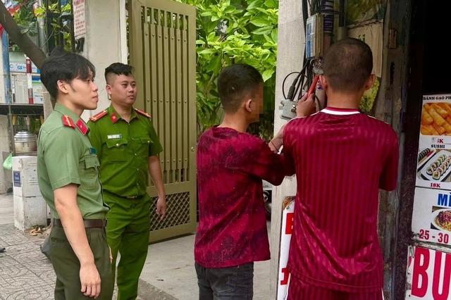Xử lý 3 người dán quảng cáo 'hút hầm cầu' ở TP.HCM- Ảnh 1.