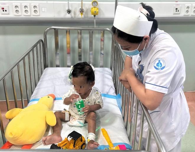 Bé trai 2 tuổi ở TP.HCM bị bạo hành dã man: Mẹ ruột, người tình khai gì?- Ảnh 4.
