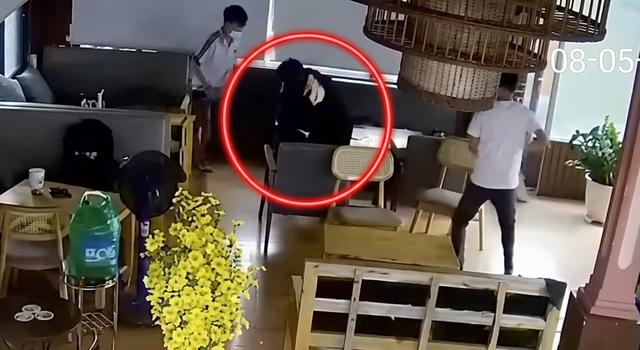 Nhóm thanh niên mang hung khí lao vào quán tấn công khiến 1 người tử vong- Ảnh 2.