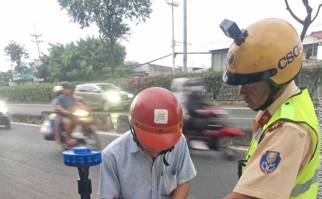 CSGT TP.HCM kiểm tra nồng độ cồn ban ngày trong đường nhỏ dịp lễ 30.4 - 1.5 - Ảnh 2.