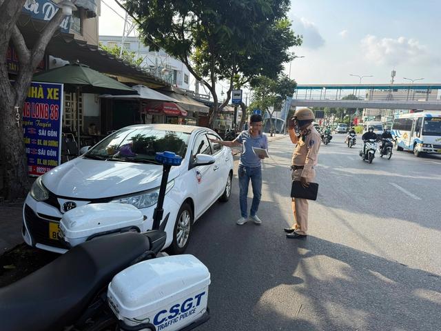 Nhiều người bị CSGT TP.HCM phạt vì thói quen dừng, đỗ xe quanh bến xe - Ảnh 1.