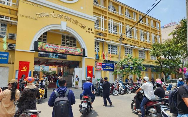 Hàng ngàn học sinh TP.HCM dừng ăn bán trú, do vụ nghi ngộ độc thực phẩm - Ảnh 2.