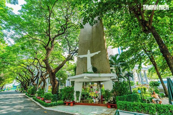 Nhà thờ Đồng Tiến 'không cột' ở TP.HCM, dấu ấn người thiết kế Dinh Độc Lập- Ảnh 4.
