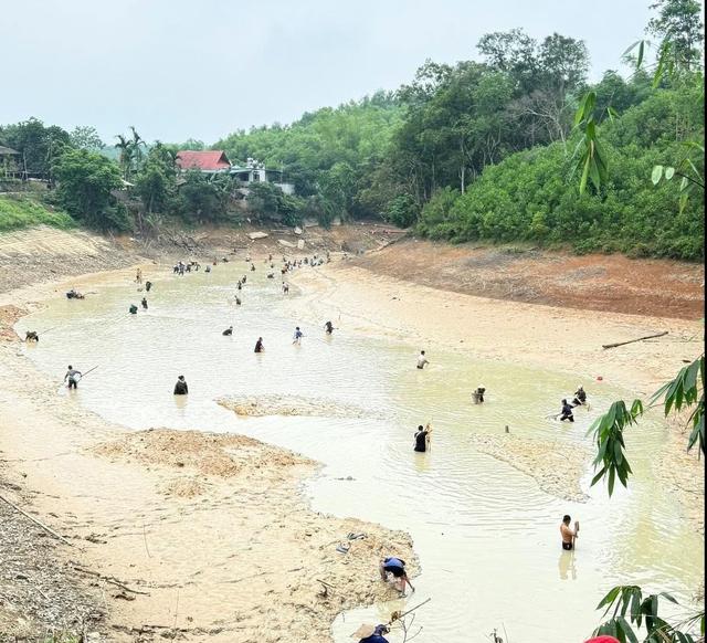 'Độc, lạ' cả làng góp tiền mua cá giống, ngày kéo lưới ai cũng có phần - Ảnh 2.
