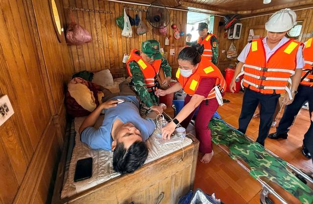Cấp cứu khẩn cấp thuyền trưởng tàu hàng bị suy hô hấp giữa biển Cửa Việt- Ảnh 1.