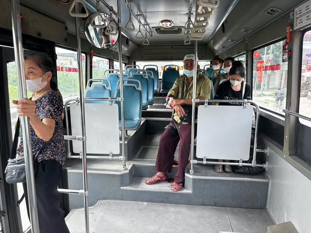 Hành khách chảy máu liên tục trên xe buýt, nữ phụ xe bình tĩnh ứng cứu  - Ảnh 1.