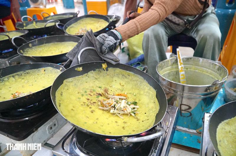 ‘Đại tiệc’ 20.000 chiếc bánh xèo chay miễn phí tại chùa Hoằng Pháp mùa Phật đản - Ảnh 5.