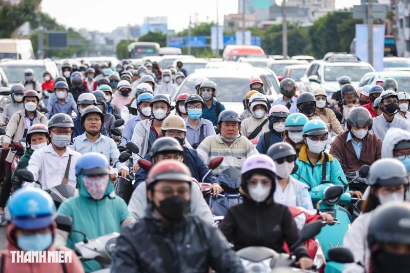 Nhiều người vẫn đi nhầm, CSGT hướng dẫn tránh kẹt ở vòng xoay Điện Biên Phủ - Ảnh 6.