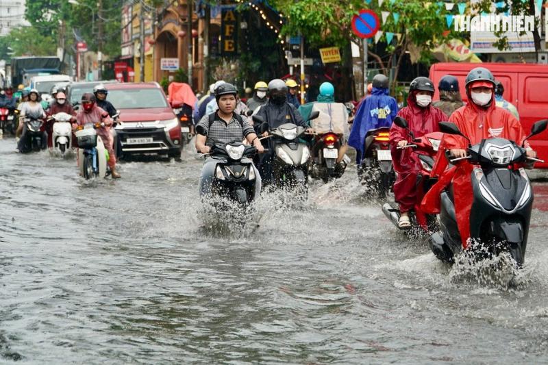 Giữa trưa nay TP.HCM có mưa lớn: Đường ngập thành 'biển nước' đen, nhiều xe chết máy - Ảnh 11.