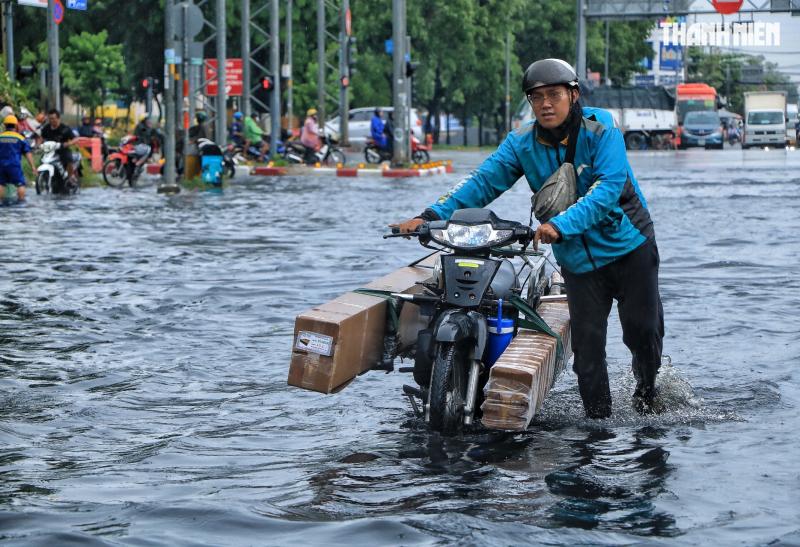Giữa trưa nay TP.HCM có mưa lớn: Đường ngập thành 'biển nước' đen, nhiều xe chết máy - Ảnh 5.
