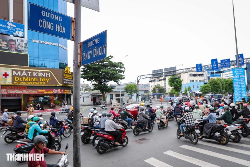 Đảo chiều đường Cộng Hòa: Mở lối sang đường, người đi bộ vẫn lo - Ảnh 5.