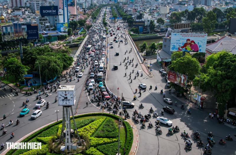 Nhiều người vẫn đi nhầm, CSGT hướng dẫn tránh kẹt ở vòng xoay Điện Biên Phủ - Ảnh 8.