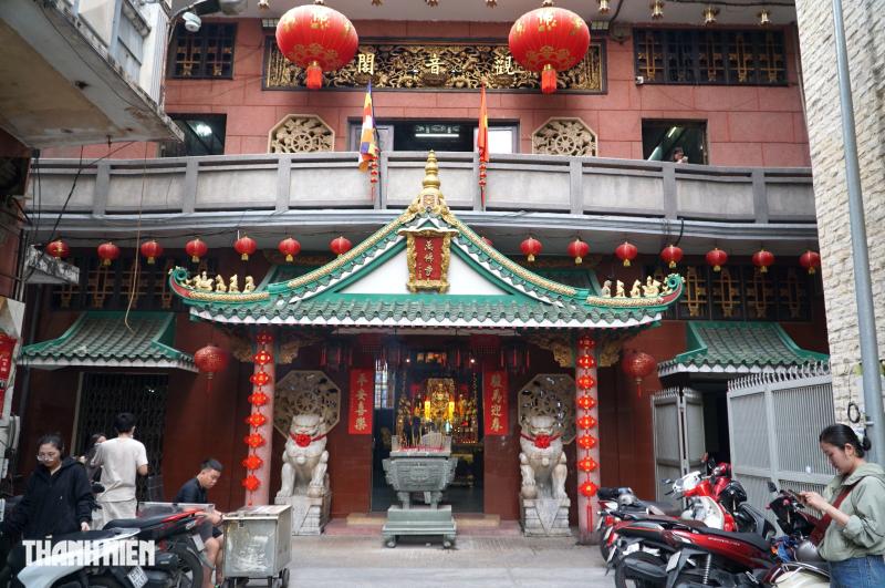 Chùa trong hẻm ở TP.HCM: Ngôi chùa người Hoa có 5 tầng lầu - Ảnh 3.