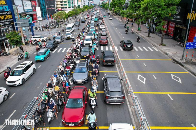 Đảo chiều đường Cộng Hòa: Mở lối sang đường, người đi bộ vẫn lo - Ảnh 7.