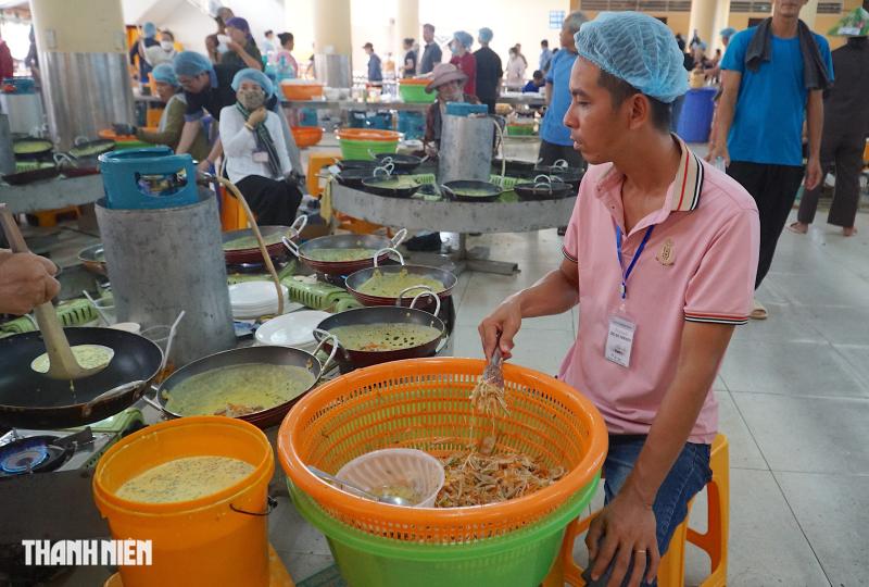 ‘Đại tiệc’ 20.000 chiếc bánh xèo chay miễn phí tại chùa Hoằng Pháp mùa Phật đản - Ảnh 8.