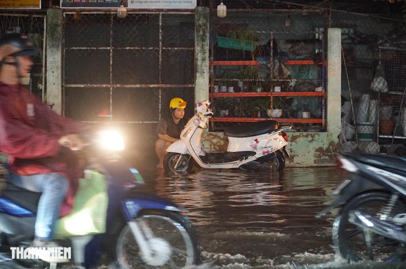Mưa lớn cuối tuần: Đường Nguyễn Văn Khối ngập hơn 1 tiếng - Ảnh 6.