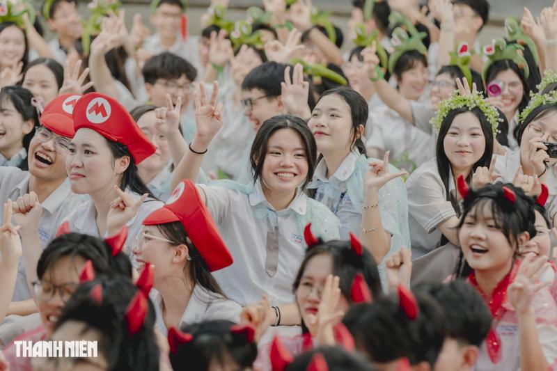 Học sinh chuyên Lê Hồng Phong 'tỏa sáng' băng qua nhiều lần cuối trong ngày chia tay - Ảnh 7.