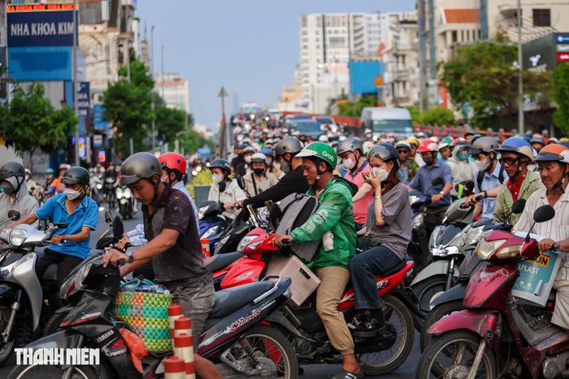 Đường Cộng Hòa đảo chiều giờ tan tầm hôm nay: Xe máy chen kín điểm nhập làn - Ảnh 8.