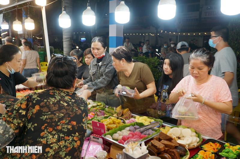 Lễ hội ẩm thực ở chợ trăm tuổi Bình Tây: Nhiều loại bánh miền Tây bắt mắt - Ảnh 8.