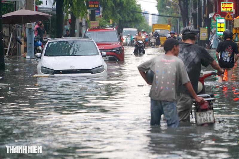Mưa lớn ở TP.HCM: Một số tuyến đường nước ngập 1 m, kéo dài 2 tiếng - Ảnh 6.