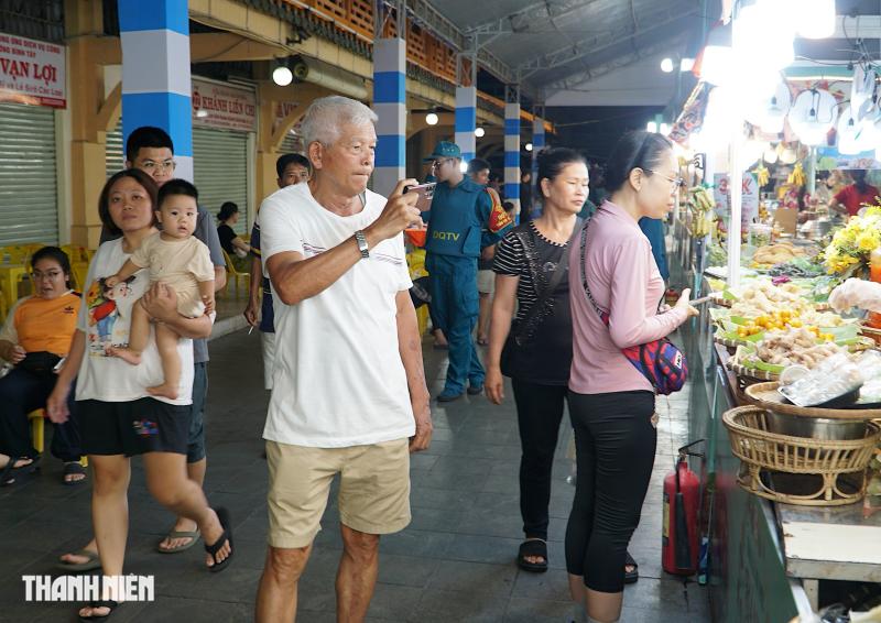 Lễ hội ẩm thực ở chợ trăm tuổi Bình Tây: Nhiều loại bánh miền Tây bắt mắt - Ảnh 9.
