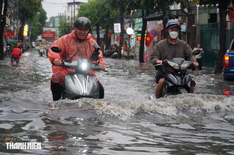 Mưa lớn ở TP.HCM: Một số tuyến đường nước ngập 1 m, kéo dài 2 tiếng - Ảnh 5.