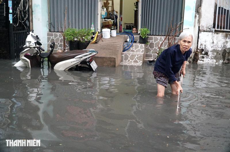 Mưa lớn ở TP.HCM: Một số tuyến đường nước ngập 1 m, kéo dài 2 tiếng - Ảnh 9.