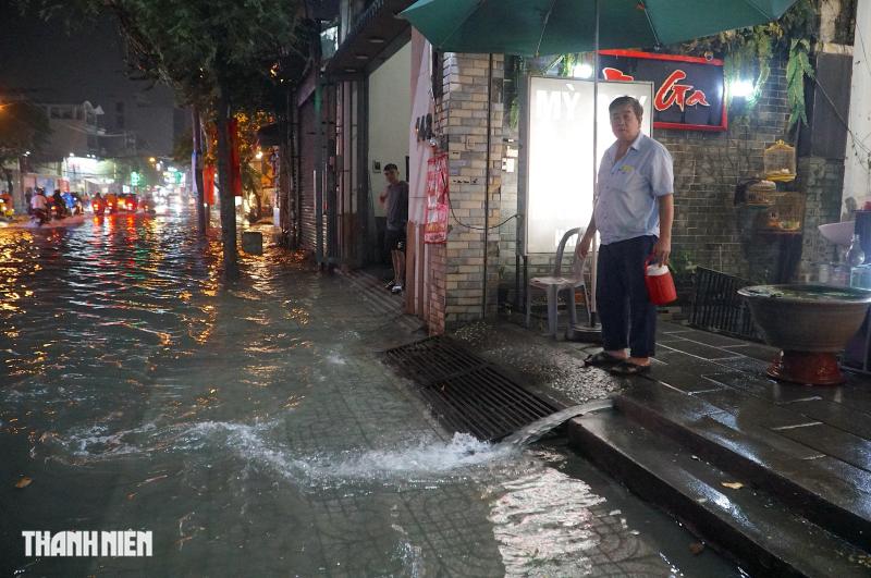 Mưa lớn cuối tuần: Đường Nguyễn Văn Khối ngập hơn 1 tiếng - Ảnh 4.