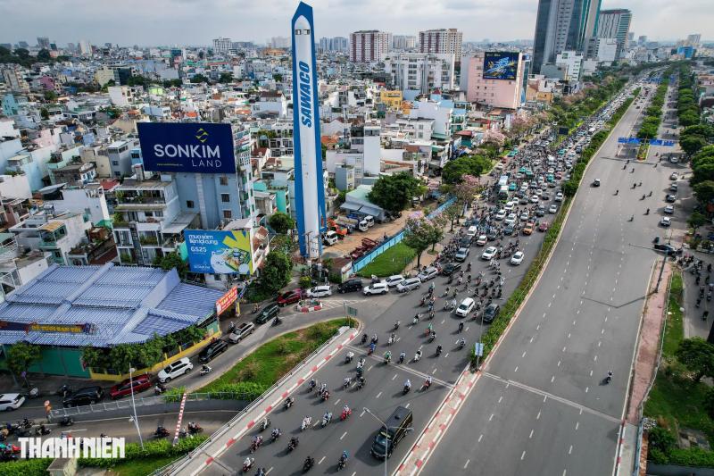 Nhiều người vẫn đi nhầm, CSGT hướng dẫn tránh kẹt ở vòng xoay Điện Biên Phủ - Ảnh 9.