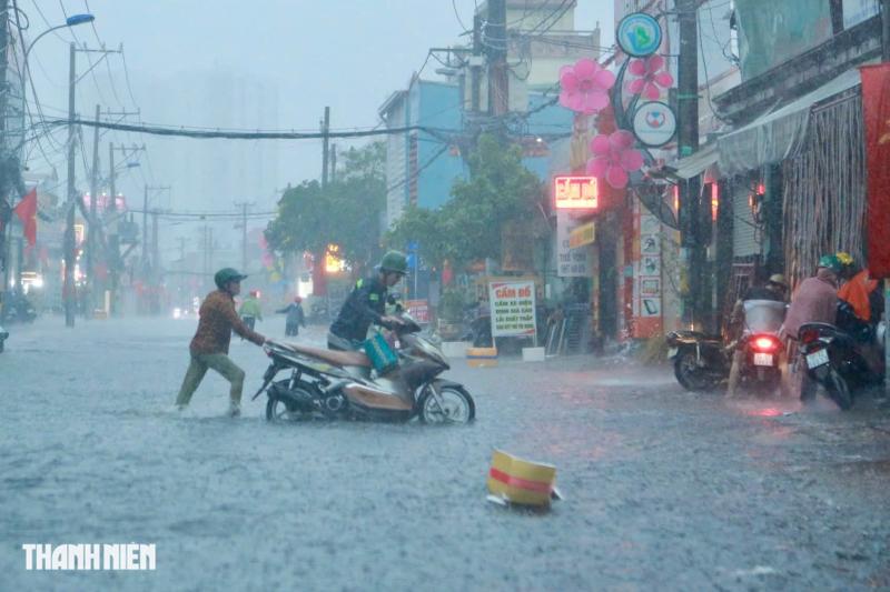 Mưa lớn ở TP.HCM: Một số tuyến đường nước ngập 1 m, kéo dài 2 tiếng - Ảnh 2.