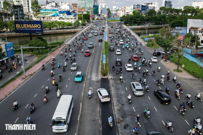 Vòng xoay Điện Biên Phủ bớt kẹt xe khi mở thêm làn rẽ trái - Ảnh 10.
