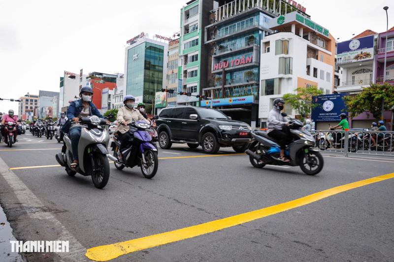 Đảo chiều đường Cộng Hòa: Mở lối sang đường, người đi bộ vẫn lo - Ảnh 3.