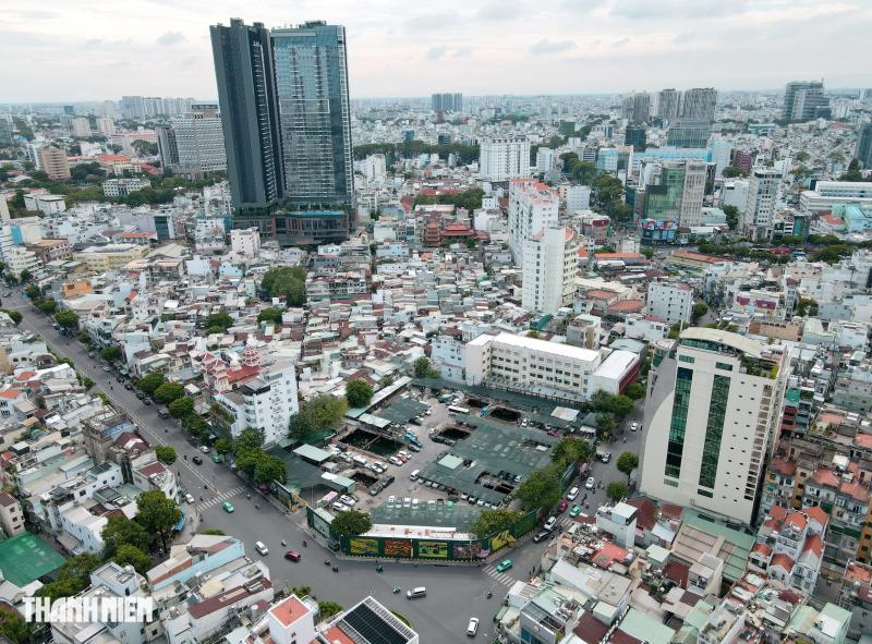 Cận cảnh những khu đất công quây kín giữa trung tâm TP.HCM chờ “thay áo mới” - Ảnh 1.