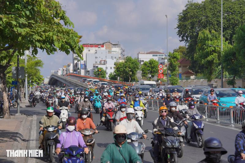 Đường Cộng Hòa đảo chiều sáng 14.5: Đỡ kẹt xe nhưng vẫn còn người leo lề - Ảnh 1.
