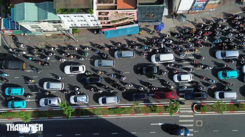 Vòng xoay Điện Biên Phủ - Nguyễn Bỉnh Khiêm: Ngày đầu chạy theo đèn, nhiều người loay hoay - Ảnh 2.