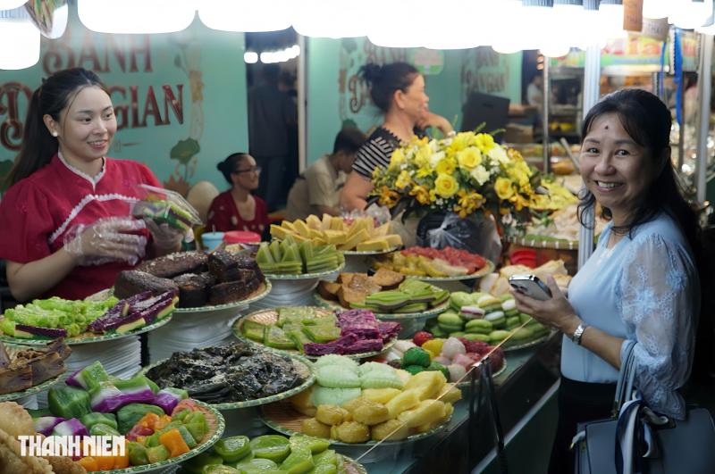 Lễ hội ẩm thực ở chợ trăm tuổi Bình Tây: Nhiều loại bánh miền Tây bắt mắt - Ảnh 10.