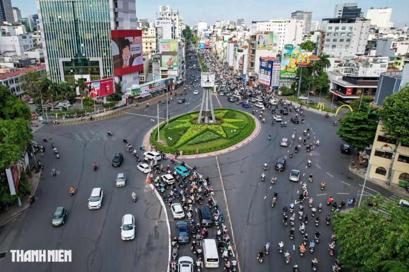 Nhiều người vẫn đi nhầm, CSGT hướng dẫn tránh kẹt ở vòng xoay Điện Biên Phủ - Ảnh 1.