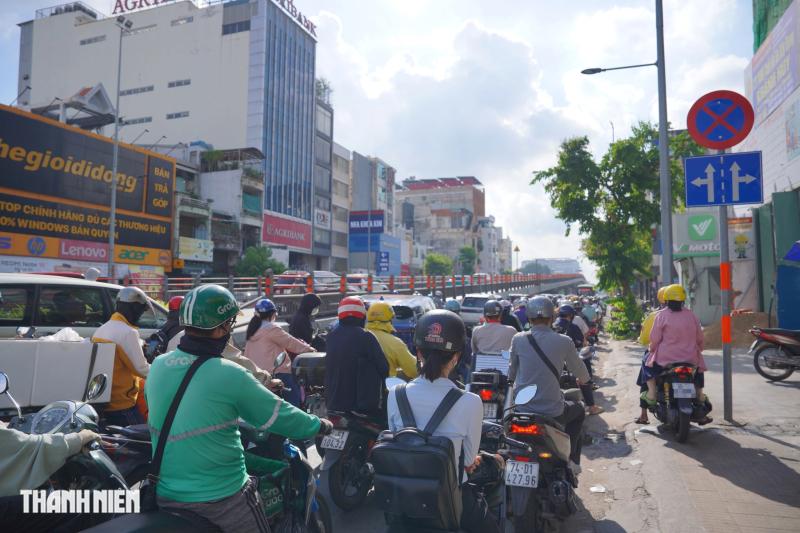 Đường Cộng Hòa đảo chiều sáng 14.5: Đỡ kẹt xe nhưng vẫn còn người leo lề - Ảnh 7.