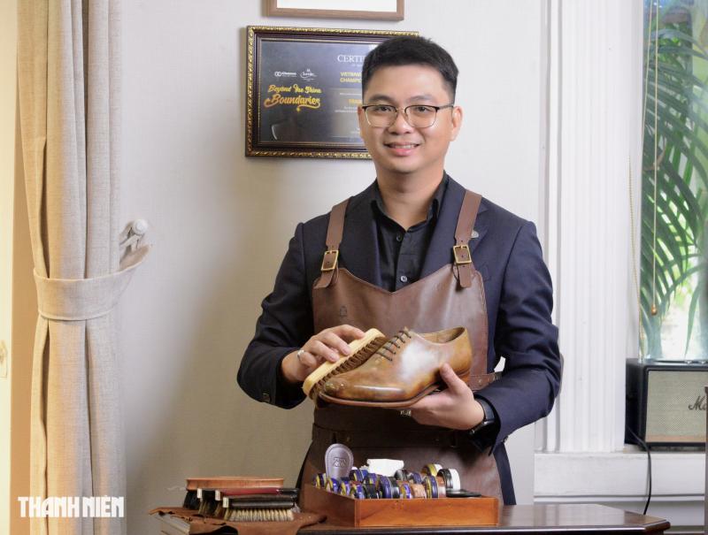 Nghề trong ngách ở TP.HCM: Chàng kỹ sư điện 'bẻ lái' làm nghề đánh giày  - Ảnh 1.
