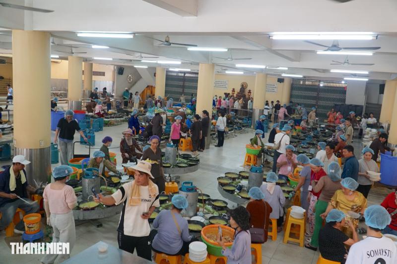 ‘Đại tiệc’ 20.000 chiếc bánh xèo chay miễn phí tại chùa Hoằng Pháp mùa Phật đản - Ảnh 3.