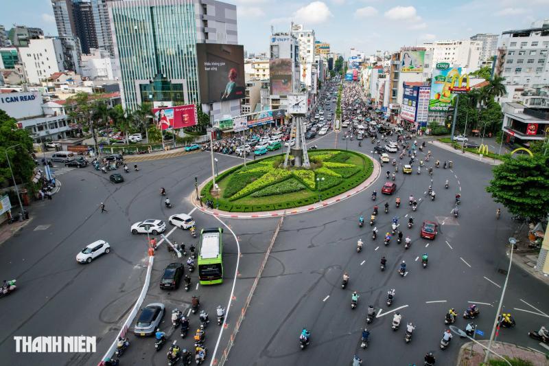 Nhiều người vẫn đi nhầm, CSGT hướng dẫn tránh kẹt ở vòng xoay Điện Biên Phủ - Ảnh 12.