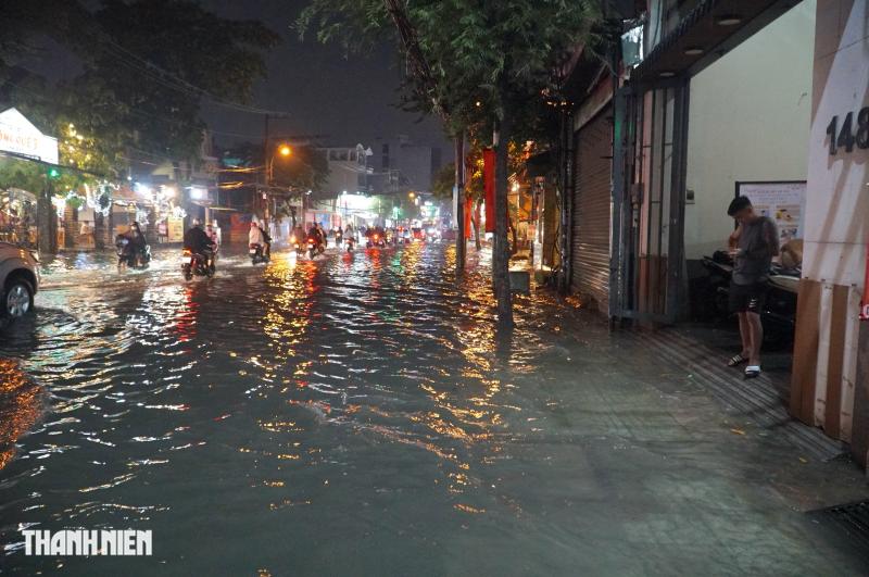Mưa lớn cuối tuần: Đường Nguyễn Văn Khối ngập hơn 1 tiếng - Ảnh 3.