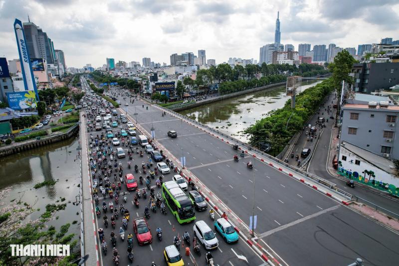 Nhiều người vẫn đi nhầm, CSGT hướng dẫn tránh kẹt ở vòng xoay Điện Biên Phủ - Ảnh 11.