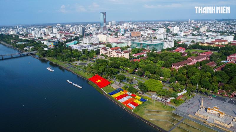 Kịp thời điều chỉnh lá cờ Phật đản khổng lồ bị xếp ngược bên bờ sông Hương - Ảnh 5.